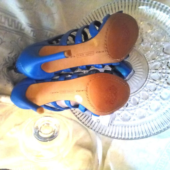💙Vince Camuto Troy Blue Leather Heels Size: 6.5. Never Worn - Picture 2 of 6